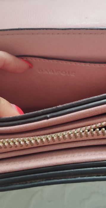 Mala rosa da Parfois com berloques