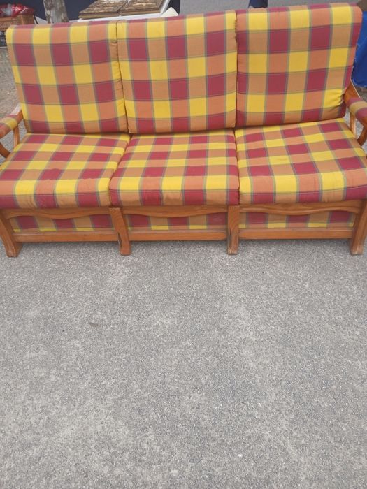 Sofa cama de 3 lugares em madeira mede 1.65  x75