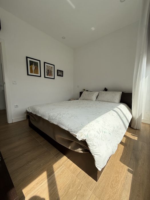 Cama elevatoria e mesas cabeceira