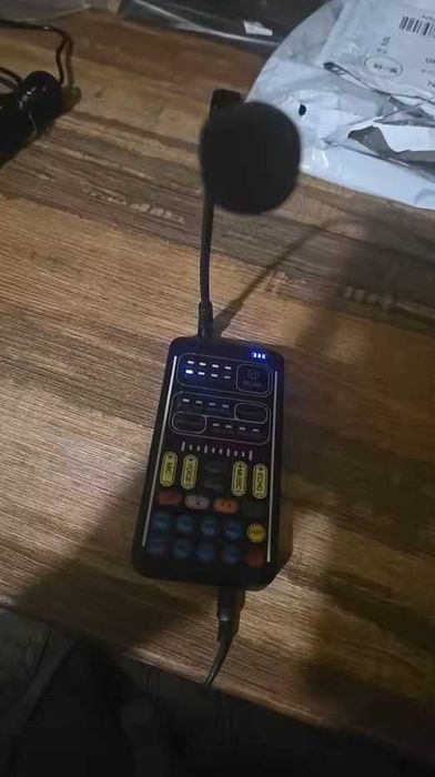Trocador de Voz Portátil i9 com Microfone Efeitos Sonoros LED Compatível com Telemóvel PC Switch e Consolas novo