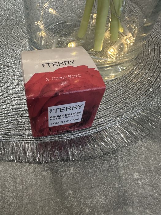 Odzywczy balsam do ust różany By Terry