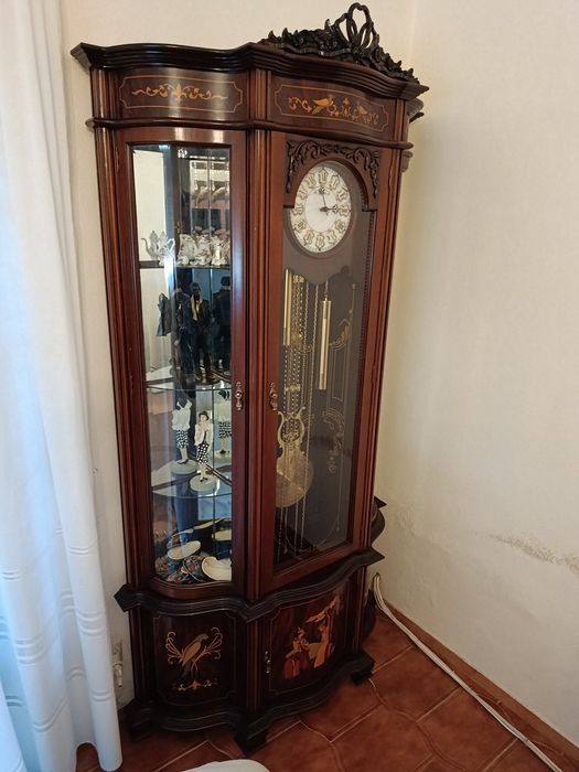 Relógio de sala com móvel