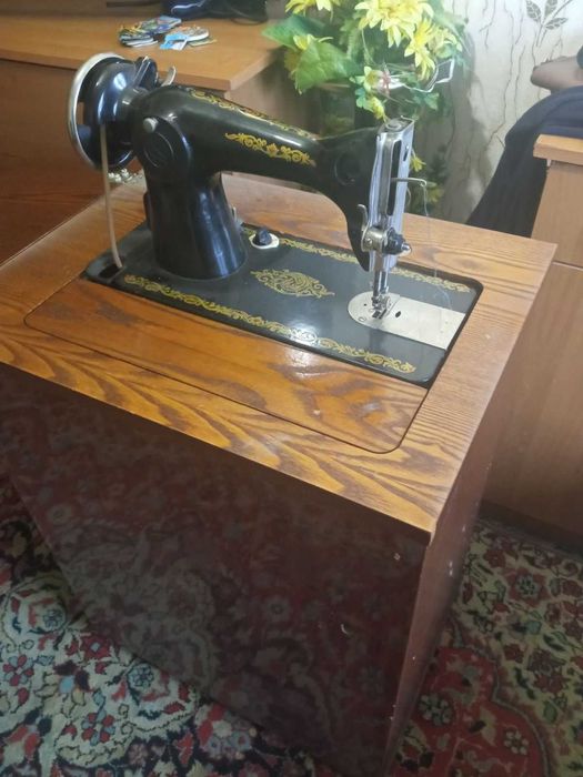 Швейна машина ножна