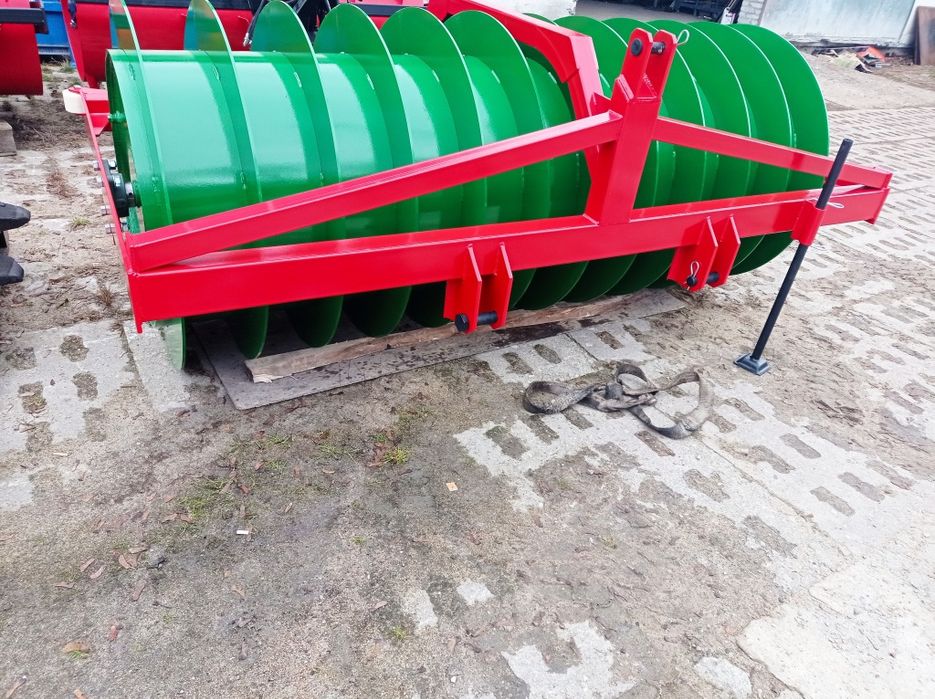 Wał pryzmowy do ugniatania sianokiszonki kukurydzy ugniatający