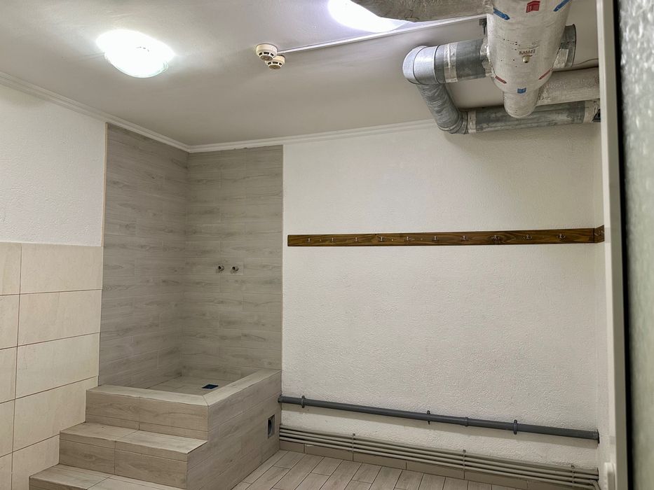 СМ ФАСАДНЕ приміщення на Проспекті в Чернівцях, 83м2 з залом 63м2