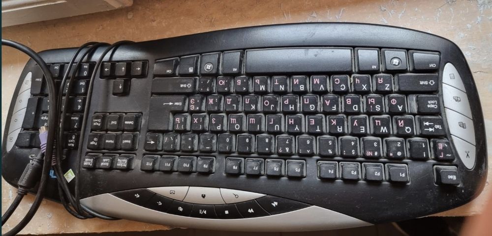 Клавіатура робоча . Відправлю любою поштою по Україні.