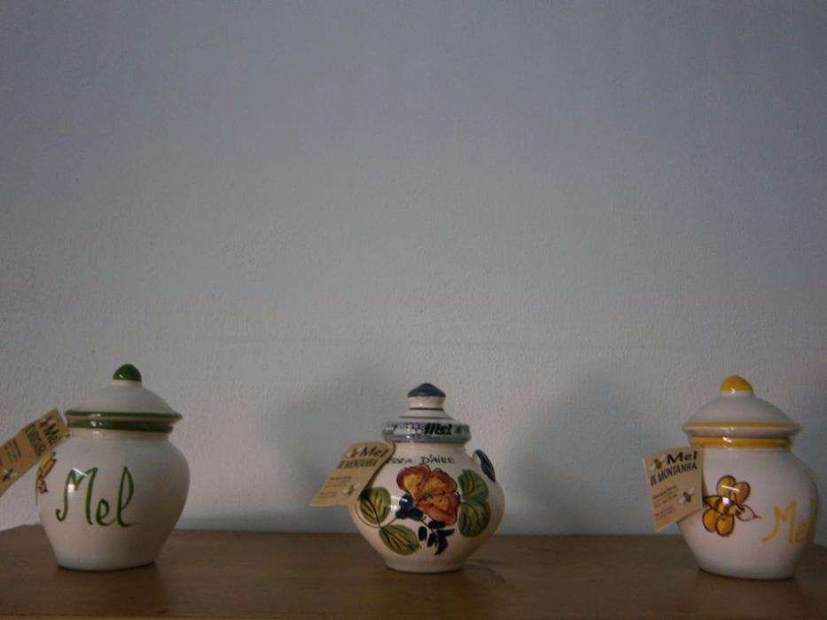 Potes de barro com motivos decorativos