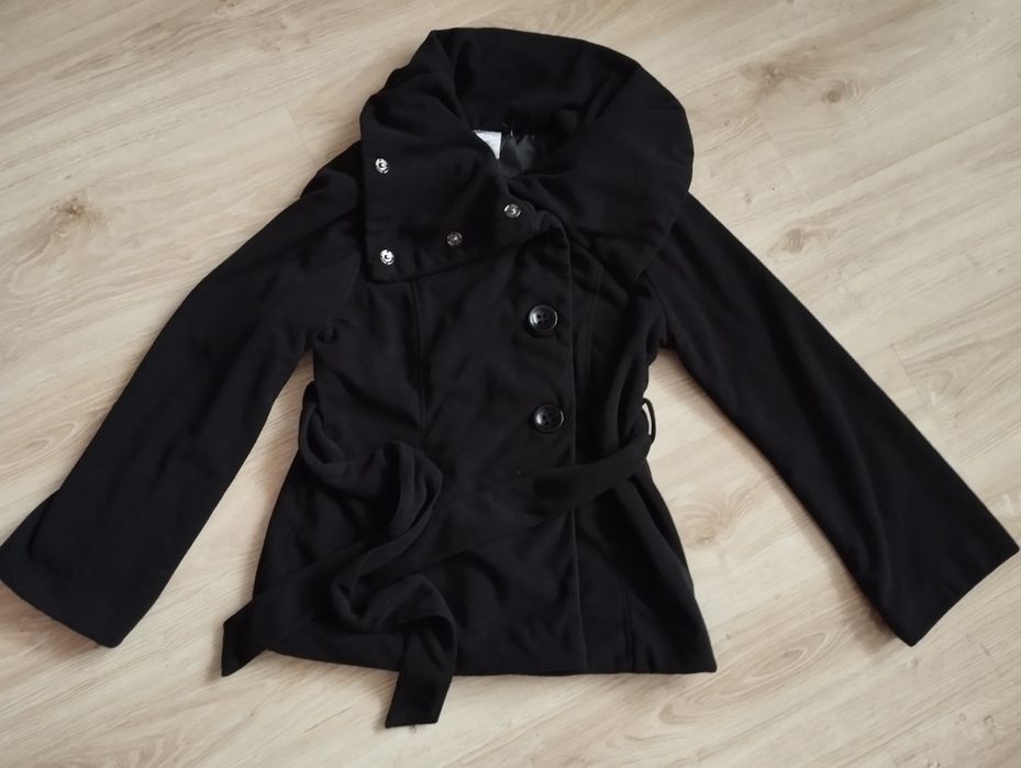 Krótki czarny płaszczyk