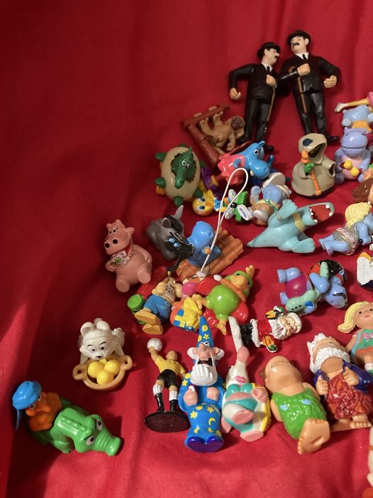 Kinder e outros bonecos lote de 100 figuras