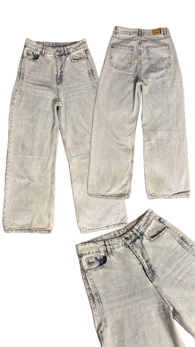 Джинси з широкими штанинами.