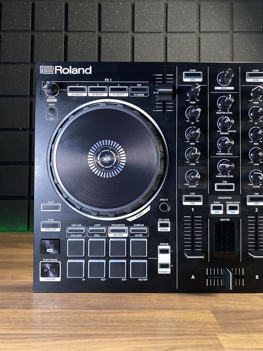 DJ контроллер Roland DJ-202