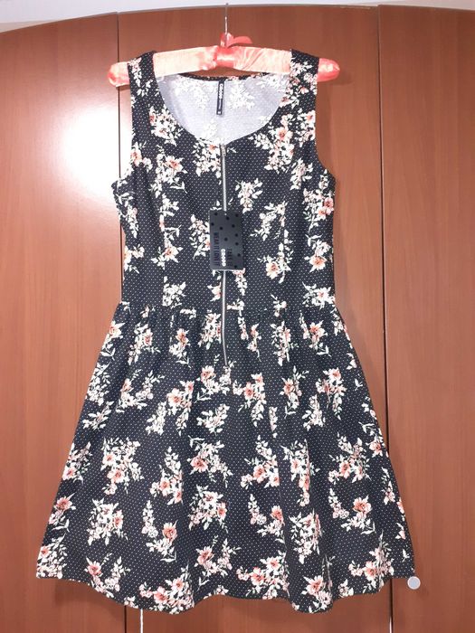 Nowa sukienka w kwiaty Cropp