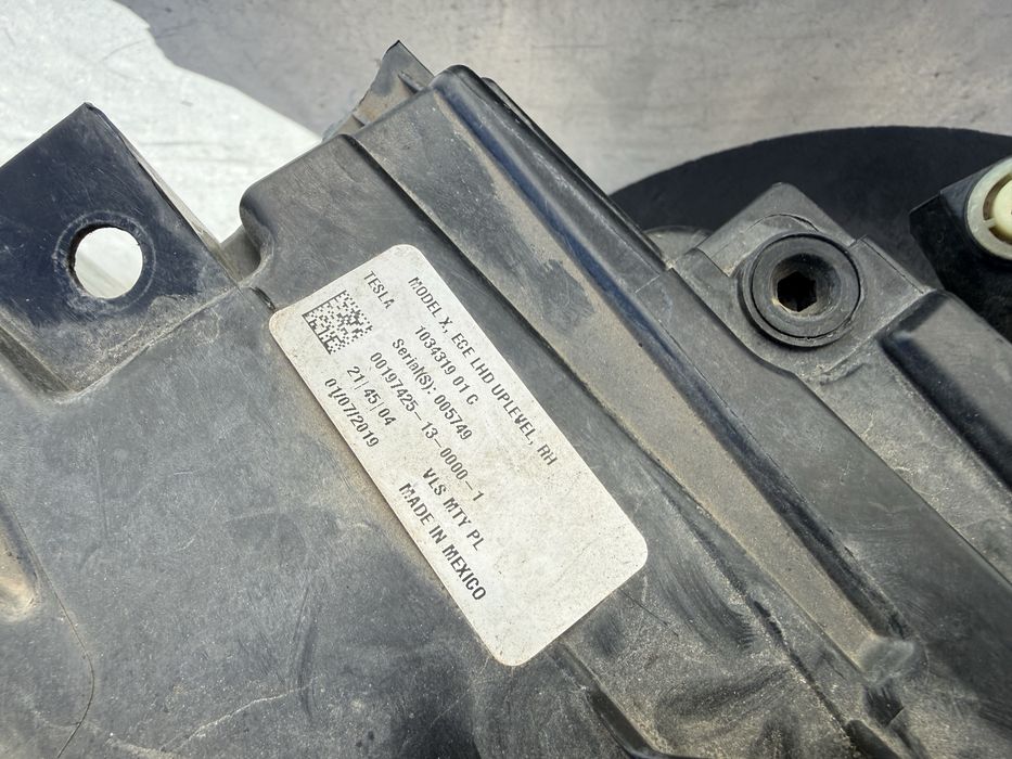 Передня права фара до tesla model X