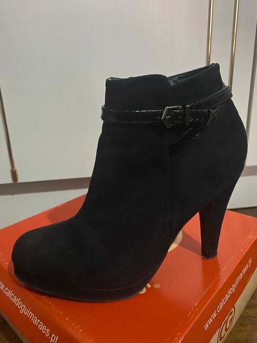 Botas pretas de camurça