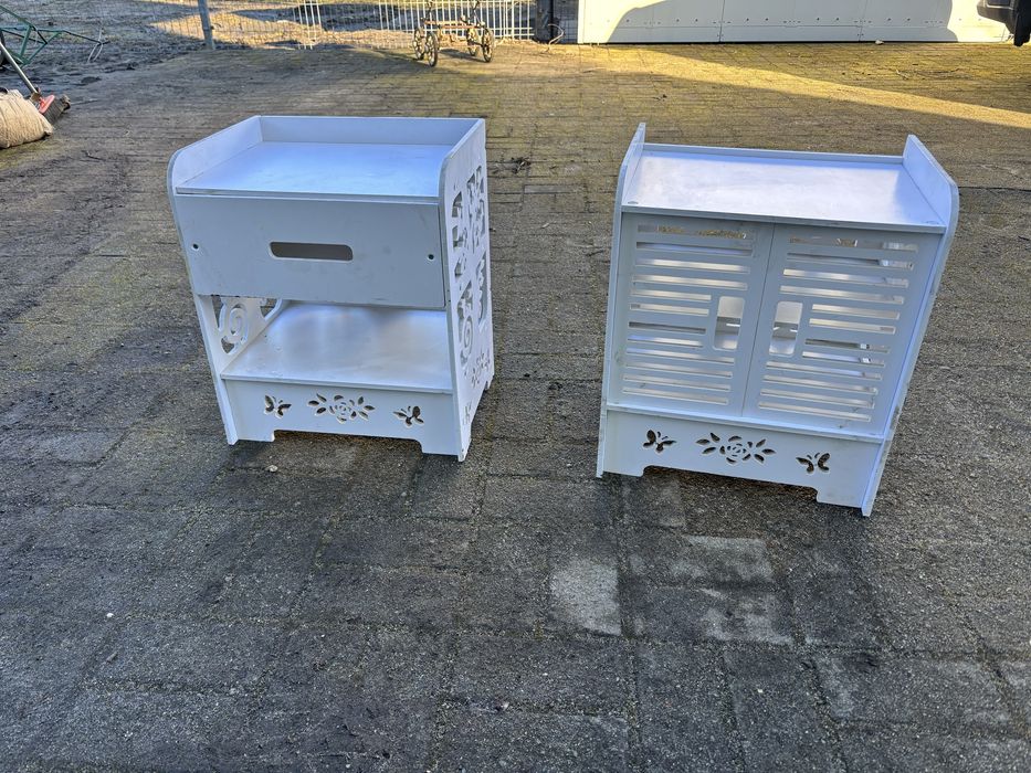 Dwie ladne biale szafeczki