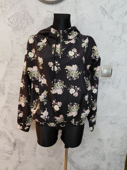 Wiatrówka czarna w kwiaty pastelowe