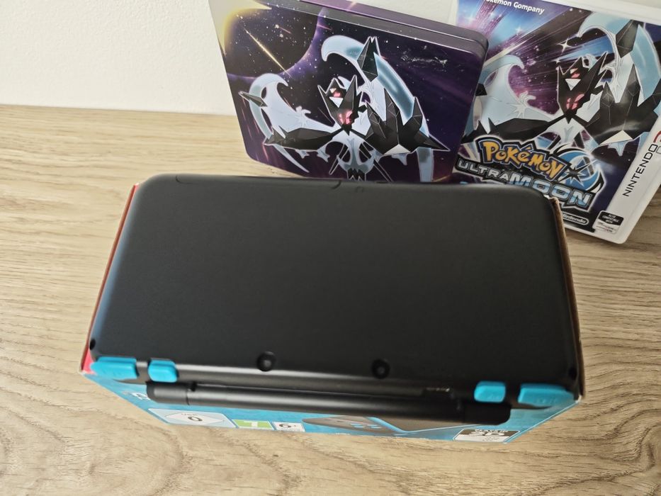 Nintendo 2DS XL + pokemon ultra moon steelbook edition
