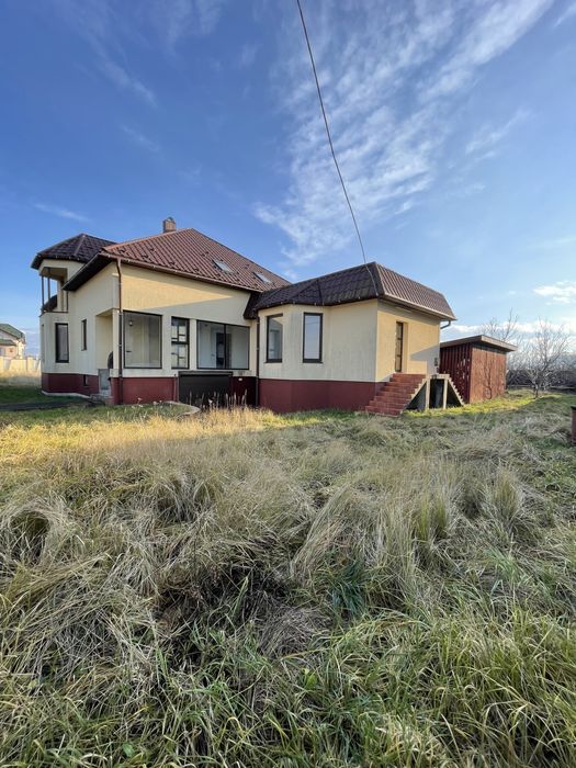 Продається сучасний двоповерховий будинок з великим підвалом