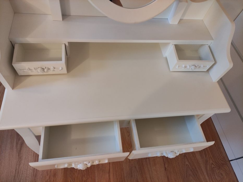 Toaletka biała drewniana