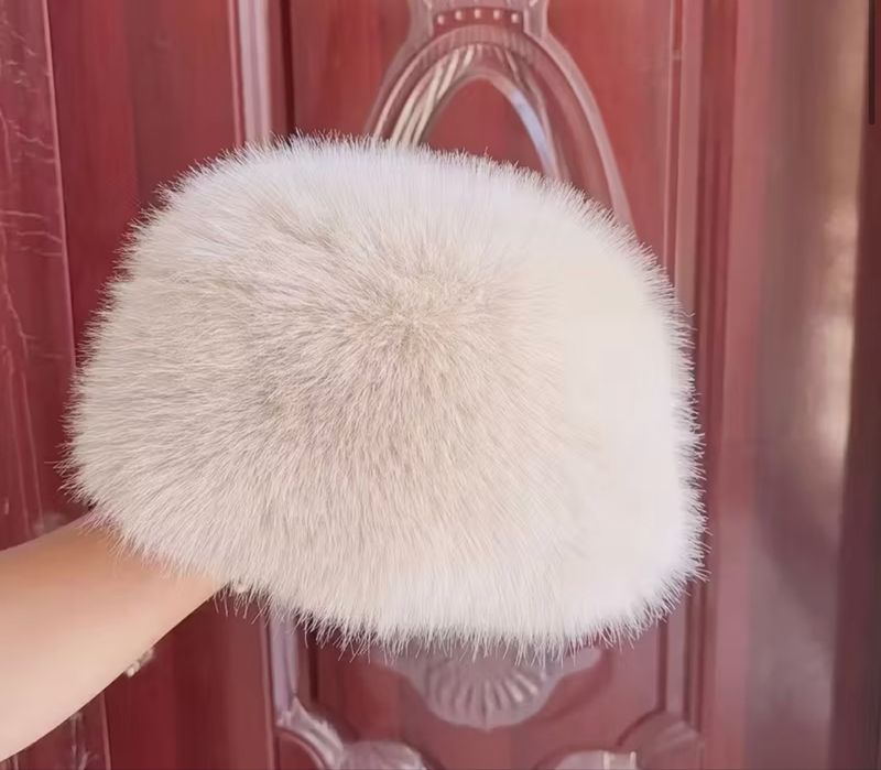 Жіноча Шапка з штучного хутра з підклаткою ( колір беж)