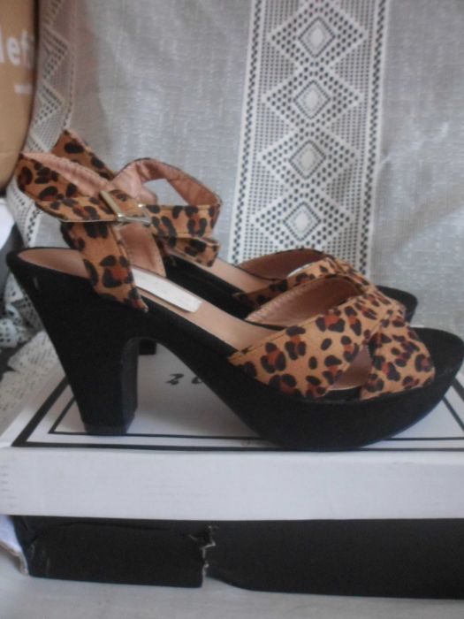 sandálias novas com etiqueta para senhora