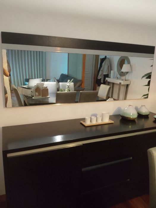 Mesa de sala extensível com 6 cadeira +Aparador e espelho
