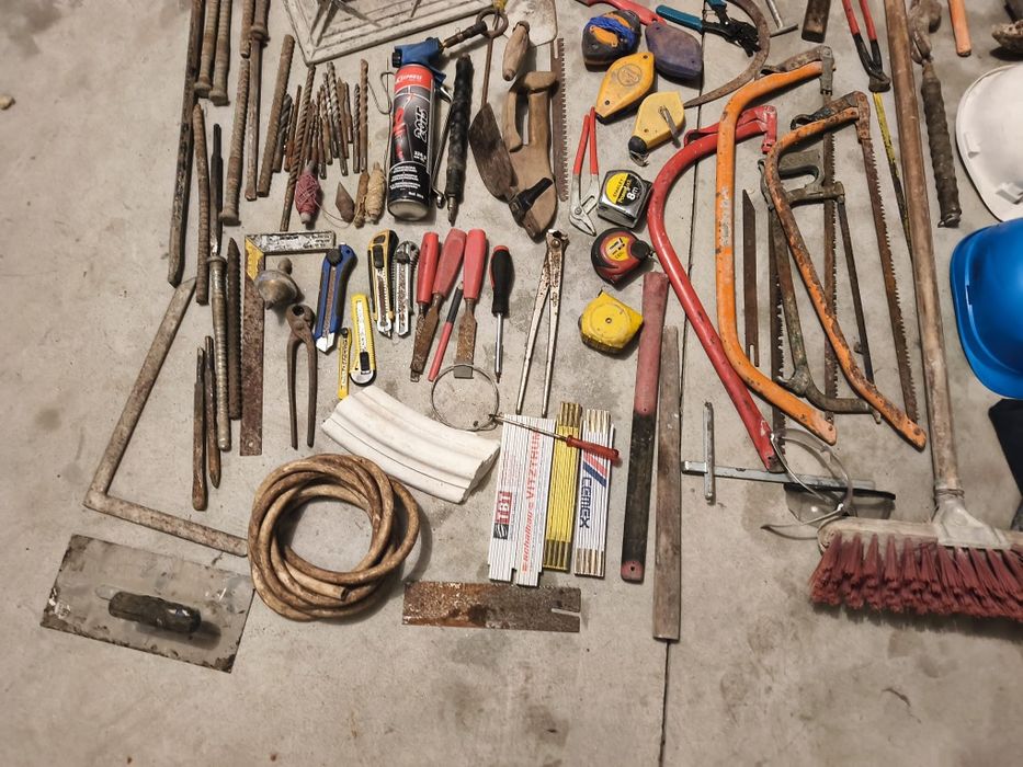 Lote de ferramentas e materiais de construção