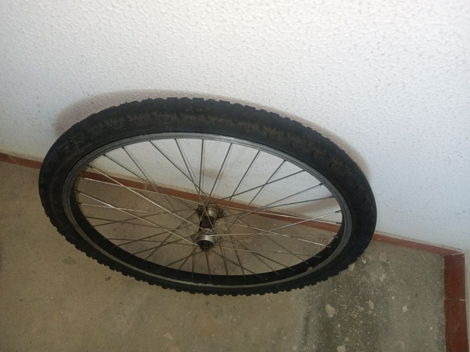 Roda 24 5€ marca  Shimano é de alumínio o pneu dá para andar