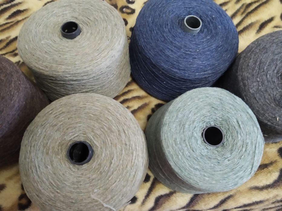 Шерстяная пряжа в бабинах