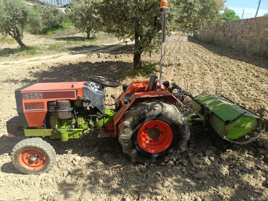 Trator Agria 8821 - 18cv com fresa e reboque