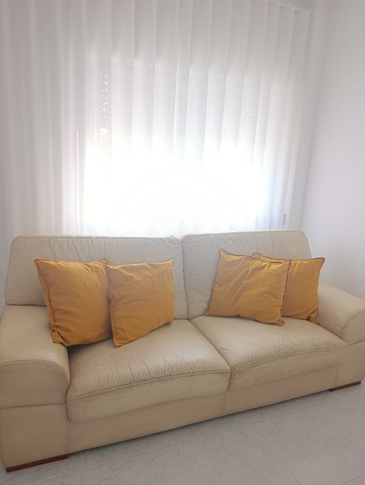 Sofá cor creme em PELE