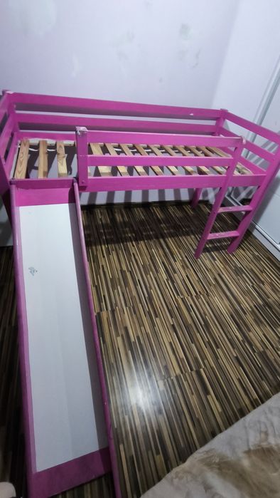 Łóżko dla dziecka z zjeżdżalnią