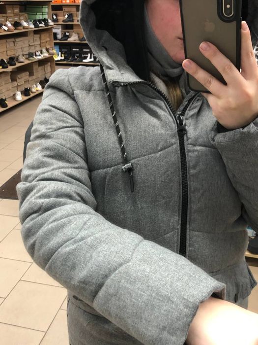 Жіноча куртка сірого кольору