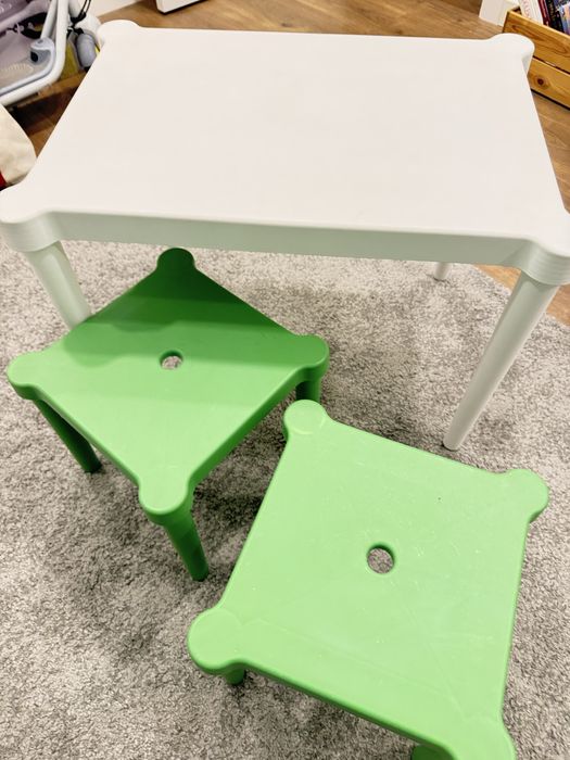 Mesa e cadeiras para criancas