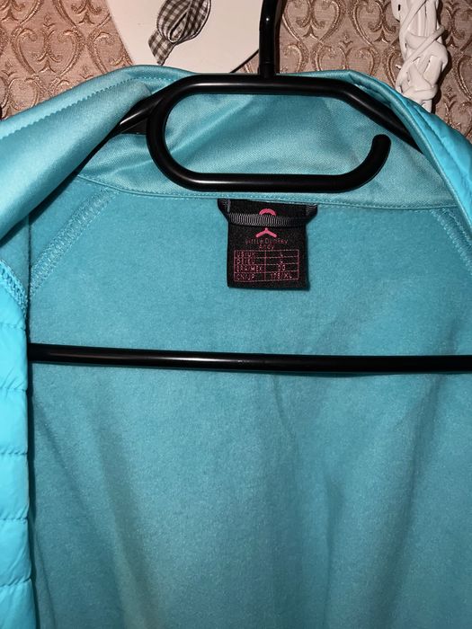 Жіноча спортивна куртка , нова