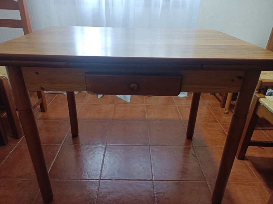 Mesa retangular de cozinha