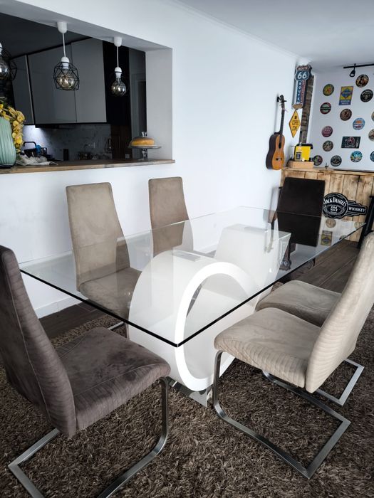 Mesa jantar design moderno com tampo de vidro