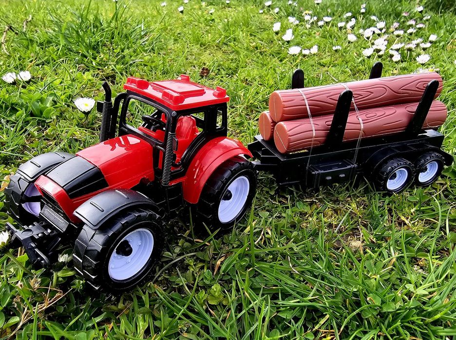 Traktor czerwony z przyczepką I drewnem nowy dla małego rolnika