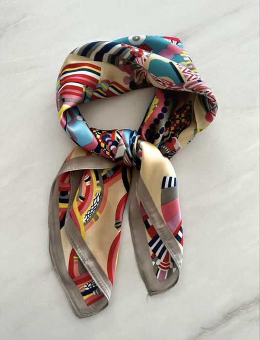 Piękna apaszka damska kolorowa