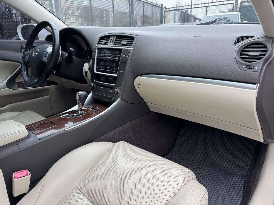 Lexus IS 2011рік пробіг 180 тис!