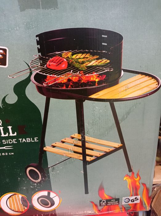 Grill BBQ z drewnianą półką