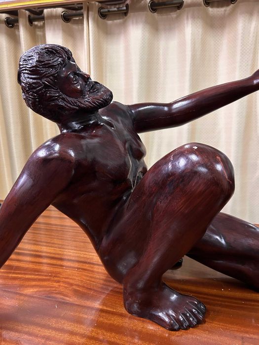 Par de figuras humanas em pau preto/ base para mesa