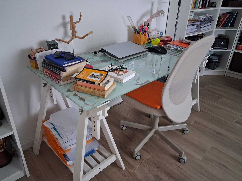 Secretária para escritório, branca, com tampo de mesa de vidro (comprada no ikea)