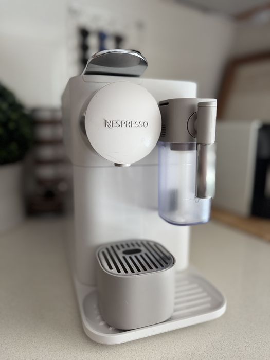 Máquina de Café DELONGHI Nespresso Lattissima One