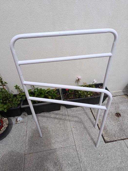 Porta-Toalhas de Chão em Metal Branco