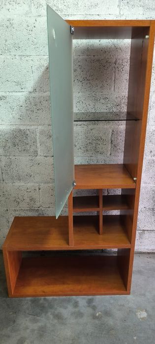 Belíssimo móvel estante em madeira com prateleira e porta em vidro.
Ex