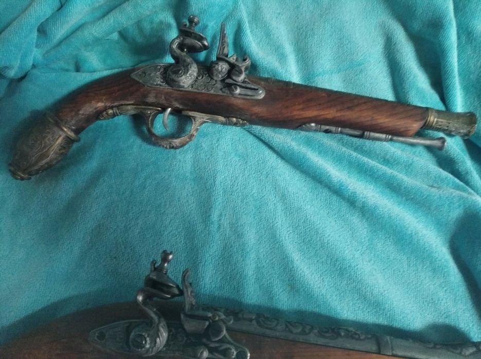 Magnífico expositor de Madeira e Latão com Replicas de Pistolas