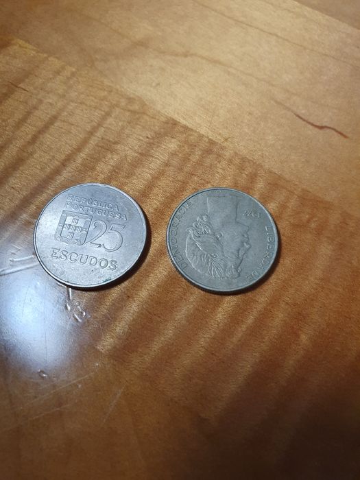 41 Moedas Portuguesas de 25 escudos (entre 1977 e 1985)