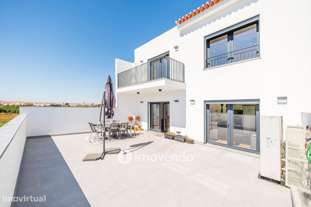 Moradia T3+1 moderna, com garagem e áreas amplas, em Alcochete