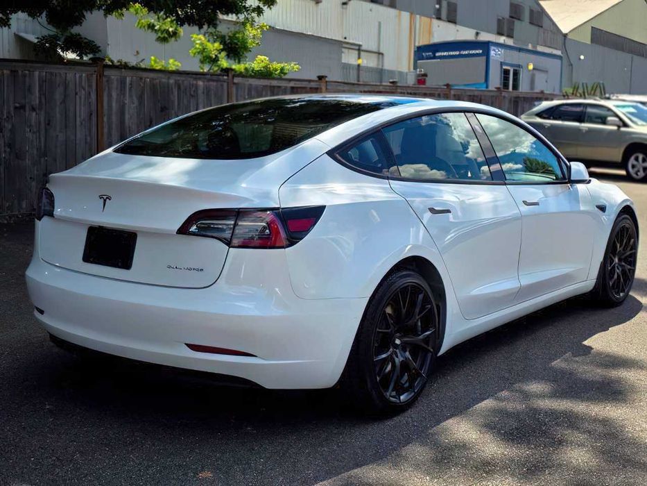 Tesla Model 3 Long Range      2021
